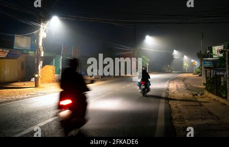 La vista notturna della strada di passaggio è scritta in Vietnamita "nebbia" con magici semafori e traffico sentieri che rendono la notte più bella Foto Stock