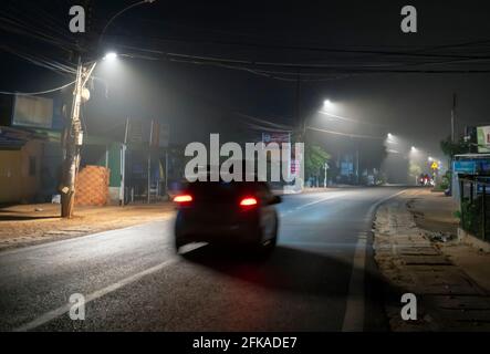 La vista notturna della strada di passaggio è scritta in Vietnamita "nebbia" con magici semafori e traffico sentieri che rendono la notte più bella Foto Stock