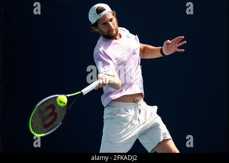 Miami Gardens, Florida, Stati Uniti. 24 Marzo 2021. Pedro Sousa del Portogallo colpisce una fronte durante la sua perdita a Pierre-Hugues Herbert di Francia nel primo round del Miami Open il 24 marzo 2021 sui terreni dell'Hard Rock Stadium a Miami Gardens, Florida. Mike Lawrence/CSM/Alamy Live News Foto Stock