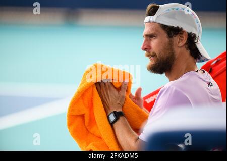 Miami Gardens, Florida, Stati Uniti. 24 Marzo 2021. Pedro Sousa del Portogallo durante un cambio durante la sua perdita a Pierre-Hugues Herbert di Francia nel primo round del Miami Open il 24 marzo 2021 sui terreni dell'Hard Rock Stadium a Miami Gardens, Florida. Mike Lawrence/CSM/Alamy Live News Foto Stock