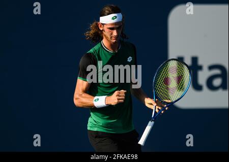 Miami Gardens, Florida, Stati Uniti. 24 Marzo 2021. Lloyd Harris del Sud Africa festeggia un punto durante la sua vittoria su Emilio Nava degli Stati Uniti nel primo turno al Miami Open il 24 marzo 2021 sui terreni dell'Hard Rock Stadium a Miami Gardens, Florida. Mike Lawrence/CSM/Alamy Live News Foto Stock