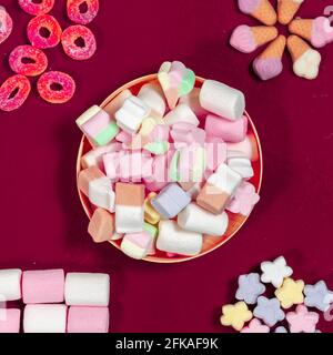 composizione piana di marshmallows e gummie. Foto Stock