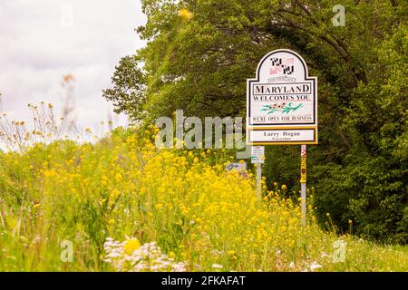 Il Maryland ti dà il benvenuto sulla strada panoramica della US Route 15 al confine tra il Maryland e la Virginia. Ha la bandiera MD e dice aperto per il commercio. Wi Foto Stock