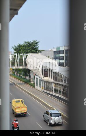 Rawamangun, Jakarta Indonesia, 23 aprile 2021: Una struttura pedonale che collega la fermata dell'autobus con la stazione LRT. Foto Stock