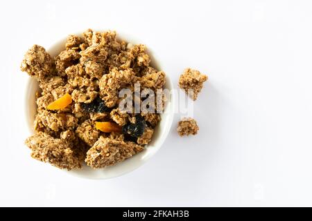 Granola bar. Snack dolce sano. Con avena, albicocche secche, uva secca, nocciole, mirtilli, melasse, miele, pistacchio in una piastra bianca. vista dall'alto Foto Stock