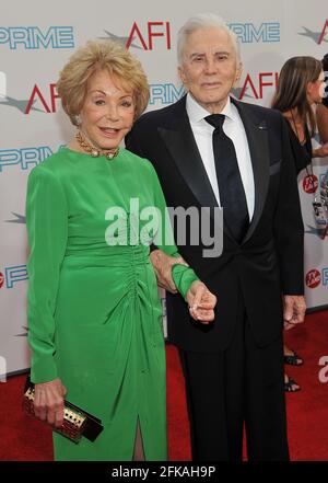 Anne Douglas, vedova della leggenda di Hollywood Kirk Douglas, è morta giovedì a casa sua a Beverly Hills alcuni giorni dopo aver festeggiato il suo 102esimo compleanno, la sua famiglia ha annunciato. Morto nel febbraio 2020 all'età di 103 anni, Kirk Douglas aveva incontrato Anna nel 1953 a Parigi, mentre stava girando il film 'un atto di amore'. Dopo un corteggiamento frenetico, la sposò a Las Vegas il 29 maggio 1954. 'Non era romantico ma era legale e suo nuovo marito le promise che un giorno la avrebbe sposata di nuovo con stile,' la sua famiglia ha ricordato nell'obuario inviato a AFP. Kirk Douglas aveva mantenuto la sua promessa per il loro cinquantesimo matrimonio Foto Stock