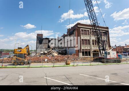 Costruito nel 1873, l'ex dipartimento di polizia di Burlington, Iowa, è stato demolito dagli sviluppatori di un nuovo progetto. Foto Stock