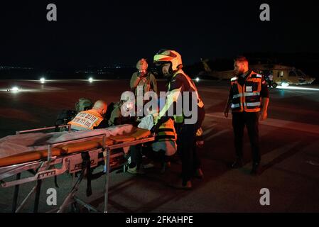 Safed, Israele. 30 Aprile 2021. I soccorritori evacuano i feriti che sono stati feriti a un colpo di Stato a Mount Meron al Ziv Medical Center nella città israeliana settentrionale di Safed, 30 aprile 2021. Almeno 44 persone sono state uccise e 103 feriti in un balduro dopo la mezzanotte Giovedi in un festival israeliano a cui hanno partecipato decine di migliaia di persone, i media locali hanno riferito. La tragedia è avvenuta sul Monte Meron, nel nord di Israele, durante la festa celebrata ogni anno alla vigilia della festa ebraica Lag BaOmer. Credit: Xinhua/Alamy Live News Foto Stock