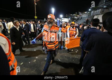 Meron, Israele. 30 Aprile 2021. I soccorritori lavorano sul sito di un'unità a Monte Meron, Israele, 30 aprile 2021. Almeno 44 persone sono state uccise e 103 feriti in un balduro dopo la mezzanotte Giovedi in un festival israeliano a cui hanno partecipato decine di migliaia di persone, i media locali hanno riferito. La tragedia è avvenuta sul Monte Meron, nel nord di Israele, durante la festa celebrata ogni anno alla vigilia della festa ebraica Lag BaOmer. Credit: Xinhua/Alamy Live News Foto Stock