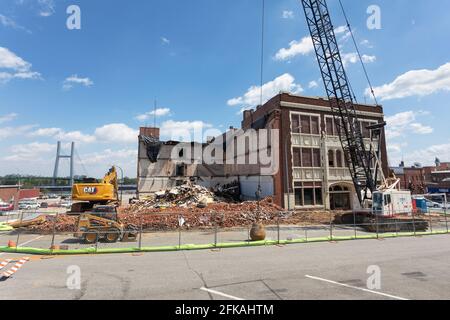 Costruito nel 1873, l'ex dipartimento di polizia di Burlington, Iowa, è stato demolito dagli sviluppatori di un nuovo progetto. Foto Stock