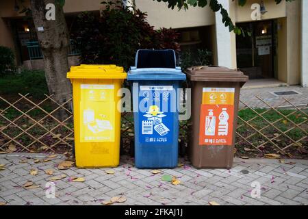 27 2 2021 bidoni classificati per rifiuti di carta, bottiglie di plastica e lattine metalliche a Hong Kong Foto Stock