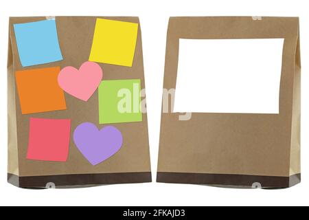 Sacchetto di carta riciclata marrone con note adesive vuote ed etichetta, isolato su bianco Foto Stock