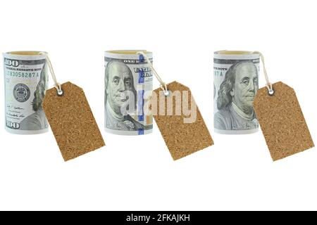 Banconota da 100 dollari arrotolata nuova United Stated con etichette bianche in sughero naturale appese, isolate su bianco Foto Stock