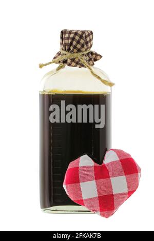 Una bottiglia di vetro di pozione d'amore in marrone con un cuore rosso di gingham nella parte anteriore, isolato su bianco Foto Stock