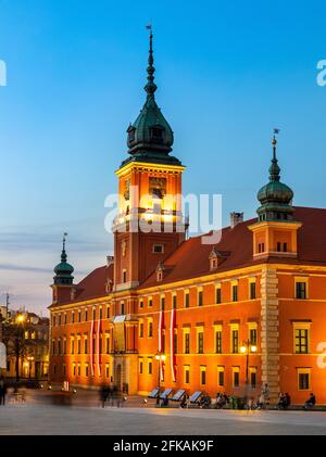Varsavia, Polonia - 28 aprile 2021: Veduta serale del Castello reale, Zamek Krolewski, nella Piazza del Castello nel quartiere storico della Città Vecchia di Starowka Foto Stock