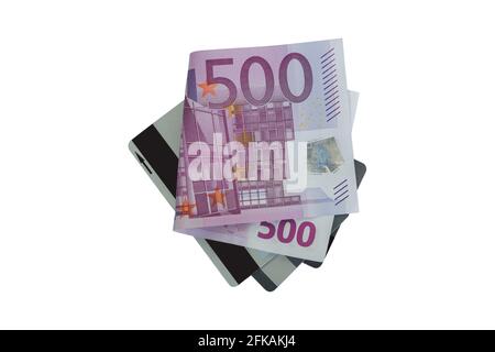 Closeup della banconota da 500 euro piegata su carte di credito isolate su sfondo bianco Foto Stock