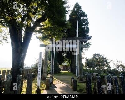 ASO, Giappone - 5 novembre 2016: Ingresso al santuario di Shimomiya all'interno della caldera vulcanica Aso, parte del Parco Nazionale Aso-Kuju Foto Stock