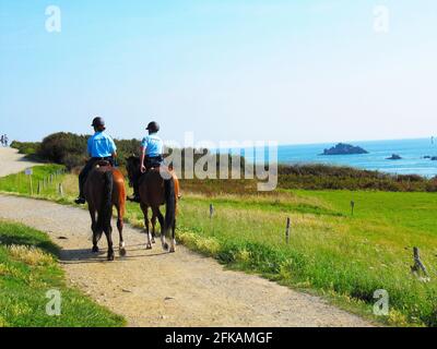 Polizia a cavallo nella Cote D‘ Emeraude in Bretagna, Francia Foto Stock