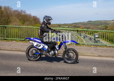 2001 Yamaha Dt 125 R 124cc Trail motociclista; due ruote di trasporto, moto, veicolo su strade britanniche, moto, motociclisti moto motociclisti di Manchester, Regno Unito Foto Stock