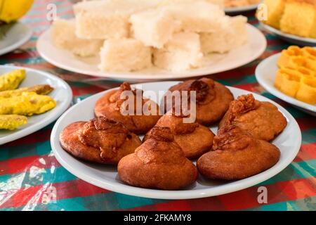 Sinala e Tamil festeggiamenti per i nuovi anni, dolci tradizionali e tavola da pranzo, Foto Stock