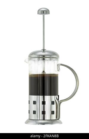 Caffettiera francese argentata metallizzata con caffè macinato e acqua calda all'interno, isolata su sfondo bianco Foto Stock