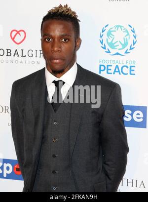 08 aprile 2019 - Londra, Inghilterra, Regno Unito - cena dell'iniziativa Football for Peace di Global Gift Spettacoli fotografici: Wilfried Zaha Foto Stock