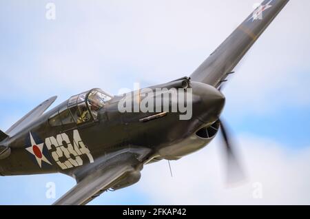Curtiss P-40B Warhawk, aereo da caccia della seconda guerra mondiale che vola in un'esposizione aerea nel 2011. La Fighter Collection ha posseduto G-CDWH Pearl Harbor Veteran Foto Stock