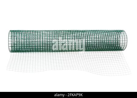 Un rotolo di rete metallica rivestita di PVC verde, isolato su bianco Foto Stock