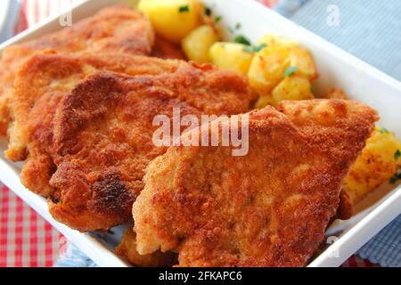 Colore marrone dorato croccante di Wiener Schnitzel, piatto nazionale austriaco appena fritto Foto Stock