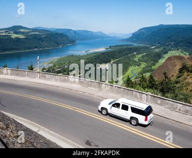 Corbett, OR, USA - 23 luglio 2017: Guida in auto lungo un percorso panoramico vicino a Crown Point Vista House nella gola del fiume Columbia Foto Stock