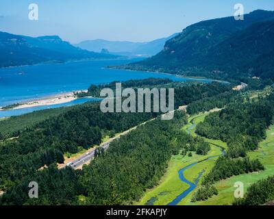 Vista panoramica della gola del fiume Columbia da Crown Point Vista House - Oregon, Stati Uniti Foto Stock