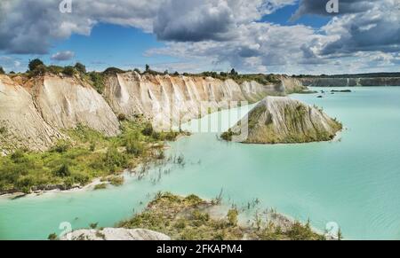 Vecchia miniera inondata di acqua verde vista aerea drone Foto Stock