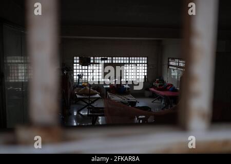 Phnom Penh, Cambogia. 27 Apr 2021. Una visione di un mercato vuoto del Doeum Kor che è stato chiuso durante la pandemia del coronavirus.Phnom Penh rimane in blocco mentre la Cambogia prende misure drastiche per ridurre la diffusione del suo peggiore focolaio di COVID-19 ad oggi. Il blocco ha costretto molti a non lavorare, compresi i lavoratori delle fabbriche e i venditori del mercato, lasciando i residenti più poveri delle città alle prese con difficoltà o incapaci di permettersi le necessità di base. (Foto di Andy Ball/SOPA Images/Sipa USA) Credit: Sipa USA/Alamy Live News Foto Stock