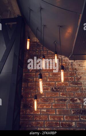 molte lampade appese all'interno del loft cafe Foto Stock