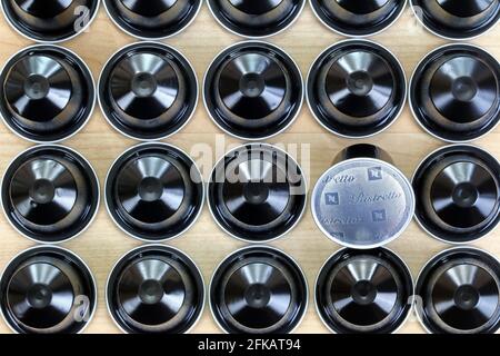 BANGKOK, THAILANDIA - GIUGNO 2014 Black single-serve Rristretto Nespresso capsule a Bangkok, Thailandia Rristretto è una miscela di Sud America, Africa orientale Foto Stock