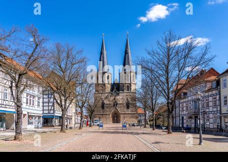Marktstraße und Basilika St. Cyriakus in Duderstadt, Niedersachsen, Deutschland | Via del mercato e Basilica St. Cyriakus in Duderstadt, bassa Sax Foto Stock