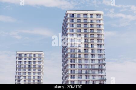 Minsk, Bielorussia - Agosto 2019: Moderni edifici di appartamenti in una giornata di sole con un cielo blu. Foto Stock