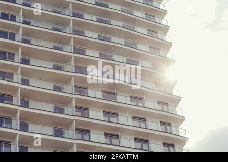 Minsk, Bielorussia - Agosto 2019: Moderno blocco di appartamenti con cielo blu in città Foto Stock