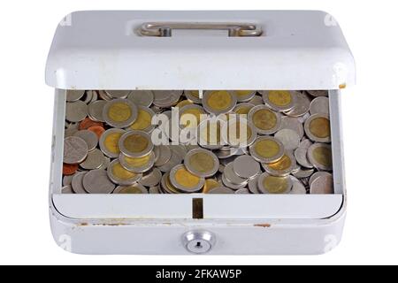 Una vecchia scatola di metallo piena di monete Thai Baht Foto Stock