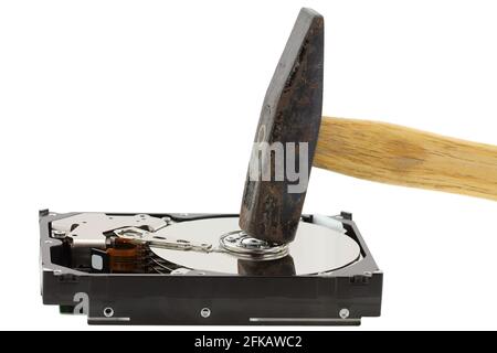 Un martello sta per distruggere un disco rigido esterno Foto Stock