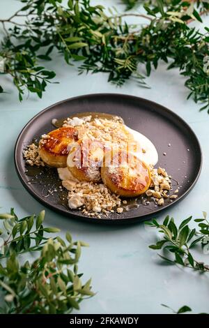 Frittelle al curdo con caramello salato e yogurt Foto Stock