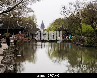 Suzhou, Cina - 23 marzo 2016: Primavera nell'umile Giardino dell'Amministratore, uno dei giardini classici più famosi di Suzhou Foto Stock