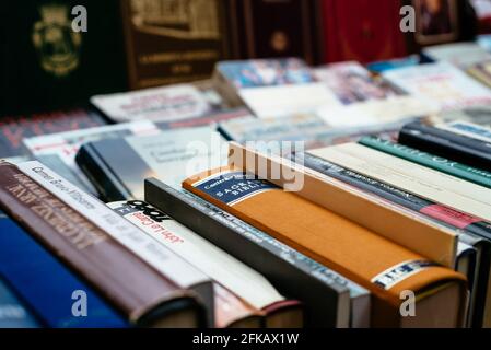 Madrid, Spagna - 24 aprile 2021: Libreria con libri antichi alla fiera del libro di Cuesta de Moyano. E' famosa per le librerie, molte delle quali di proprietà Foto Stock