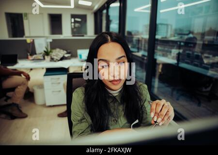 donna imprenditore rimozione occhiali dopo una lunga giornata di lavoro sensazione stanco e ansioso seduto in ufficio Foto Stock