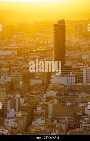 Vista della città di Alicante entro la fine della giornata. Paesaggio urbano in arancione. Toni caldi. Grattacielo isolato Foto Stock