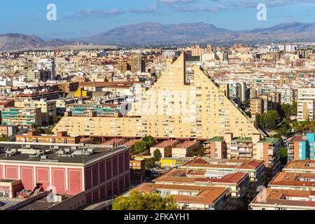 Alicante, Spagna. 21 novembre 2020. Edificio insolito ad Alicante conosciuto come la Piramide costruito nel 1981 in un giorno di sole. Architetto Alfonso Navarro Guzmán. Foto Stock