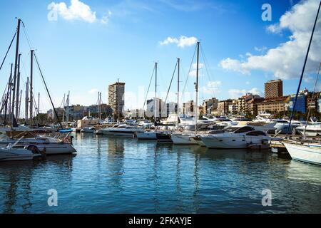 Alicante, Spagna. 21 novembre 2020. Yatch tempo libero nel porto turistico di Alicante. Giorno di sole. Foto Stock