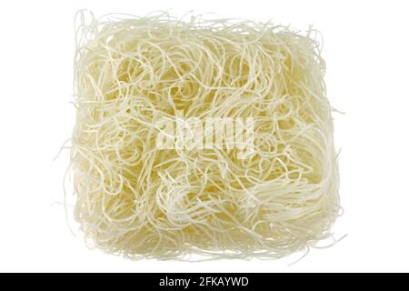 Un blocco di spaghetti di vermicelli di riso istantaneo essiccati isolati su sfondo bianco Foto Stock