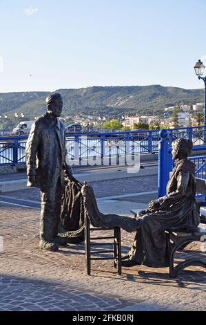 Statue del pescatore e della donna con la rete in Martigues chiamato la Venezia provenzale Foto Stock