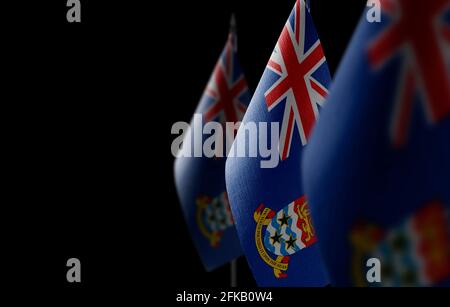 Piccole bandiere nazionali delle Isole Cayman su un nero sfondo Foto Stock